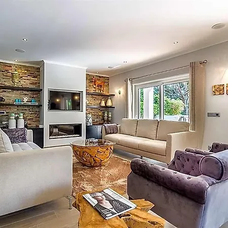 Sleeps 8 With Pool Air Con And Wifi *