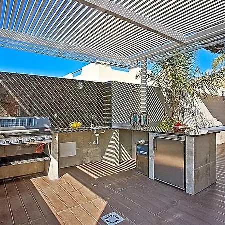 Sleeps 8 With Pool Air Con And Wifi 别墅