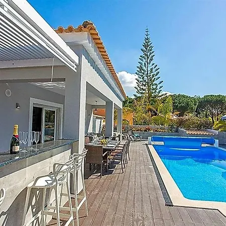 Sleeps 8 With Pool Air Con And Wifi 别墅