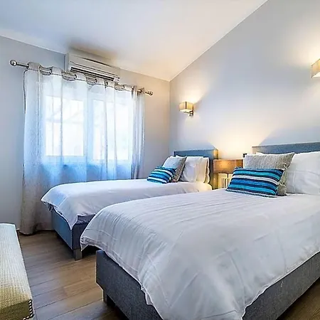 Sleeps 8 With Pool Air Con And Wifi Villa *