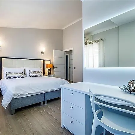 别墅 Sleeps 8 With Pool Air Con And Wifi