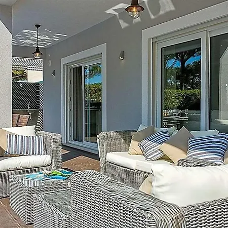 Villa Sleeps 8 With Pool Air Con And Wifi