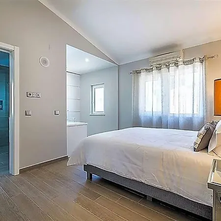 Sleeps 8 With Pool Air Con And Wifi *