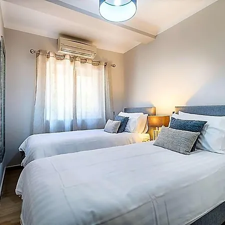 Sleeps 8 With Pool Air Con And Wifi