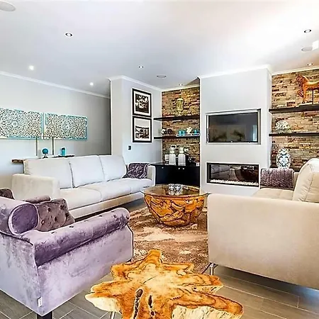 Sleeps 8 With Pool Air Con And Wifi וילהמורה