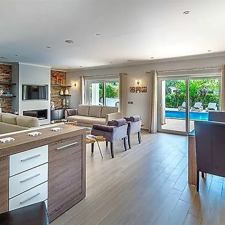 Sleeps 8 With Pool Air Con And Wifi וילה *