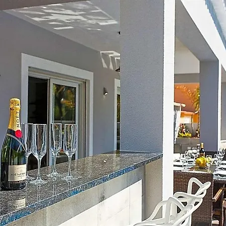 Sleeps 8 With Pool Air Con And Wifi *