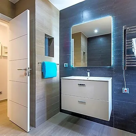 Sleeps 8 With Pool Air Con And Wifi וילהמורה