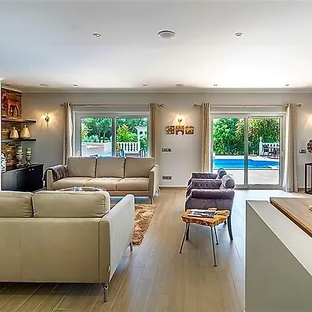 Villa Sleeps 8 With Pool Air Con And Wifi